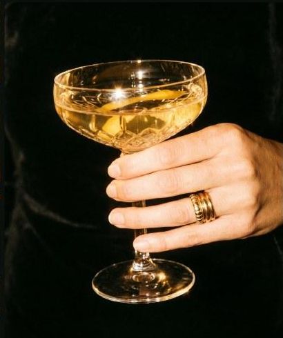 A coupe in hand